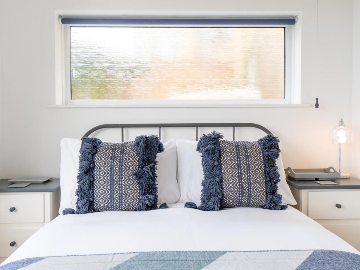Pass The Keys One Bed Flat With Stunning Views And Free Parking Apartment Bath Luaran gambar